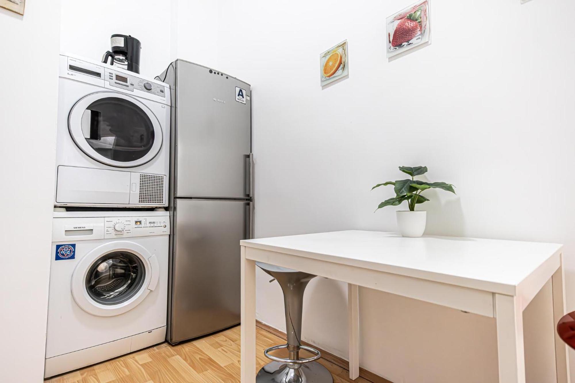 In A Shared Apartment, 6min To Lugner City Wien