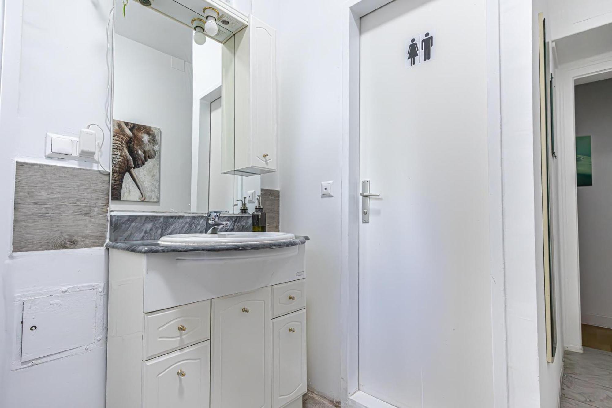 In A Shared Apartment, 6min To Lugner City Wien
